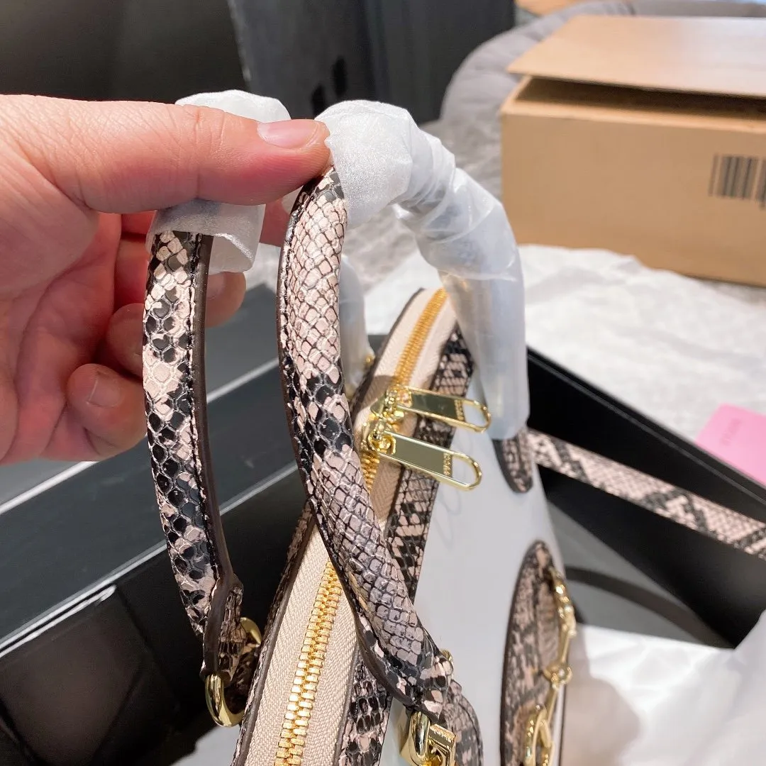 Designer Bags by Gucci 047