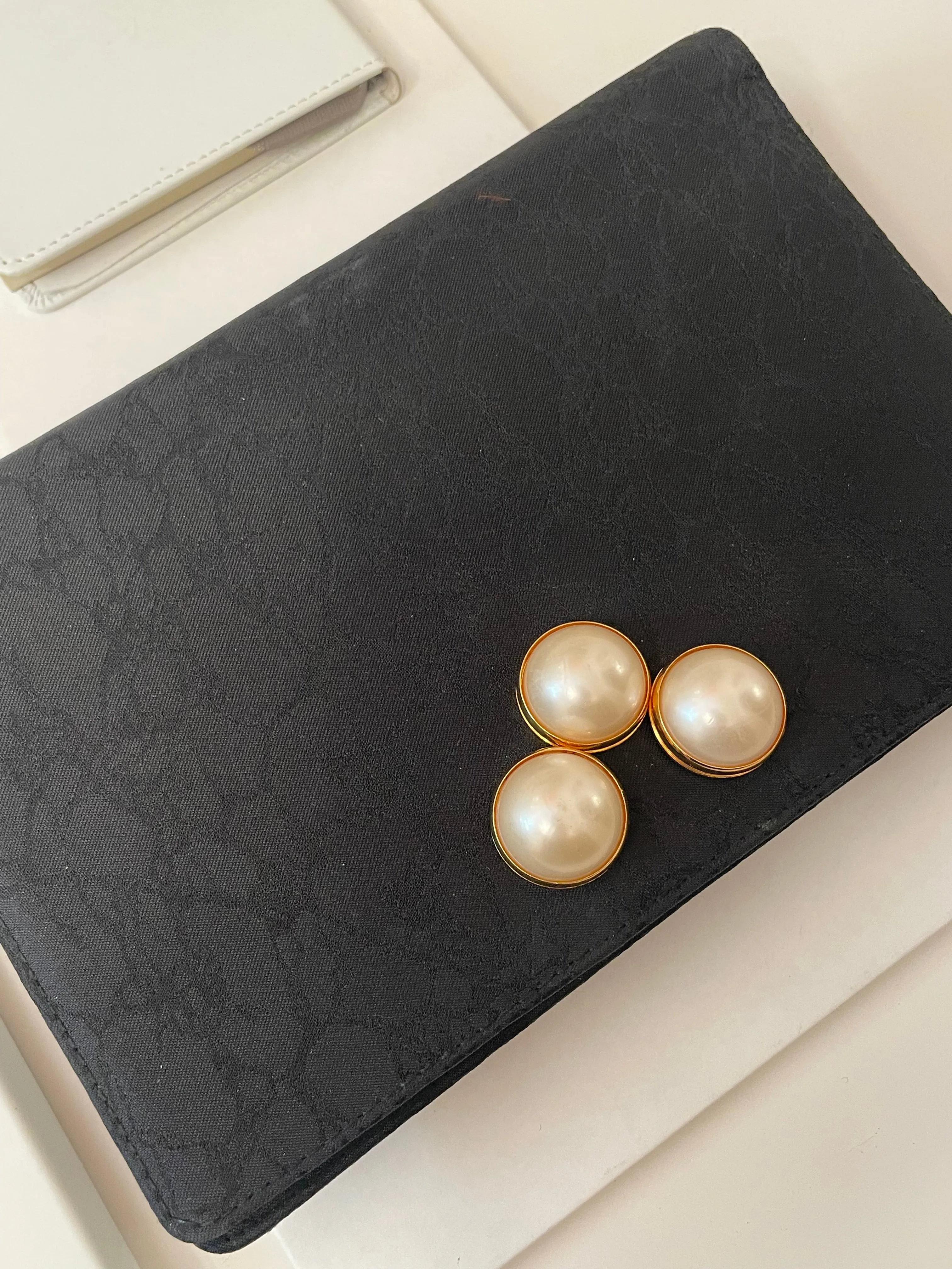 Isn't she charming delightful noir clutch bag, adorned with large pearls.... so elegant