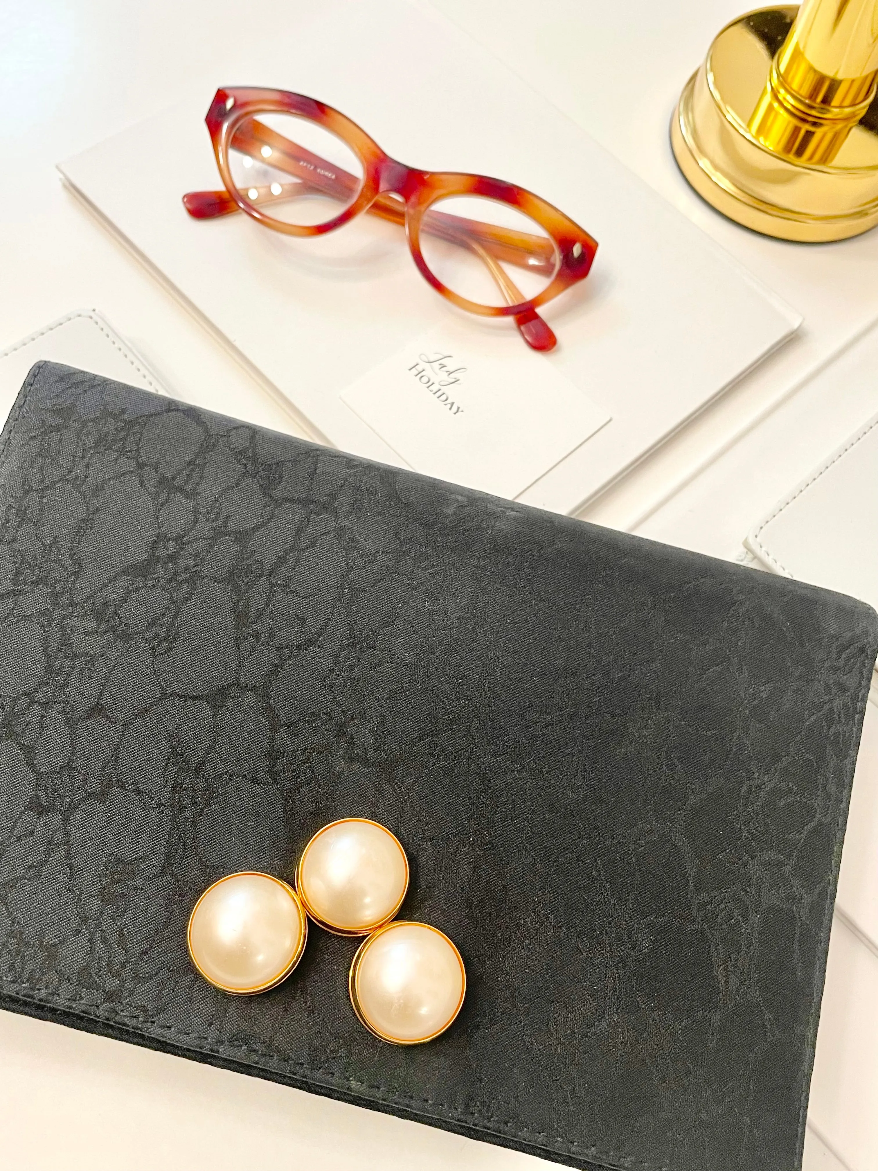 Isn't she charming delightful noir clutch bag, adorned with large pearls.... so elegant