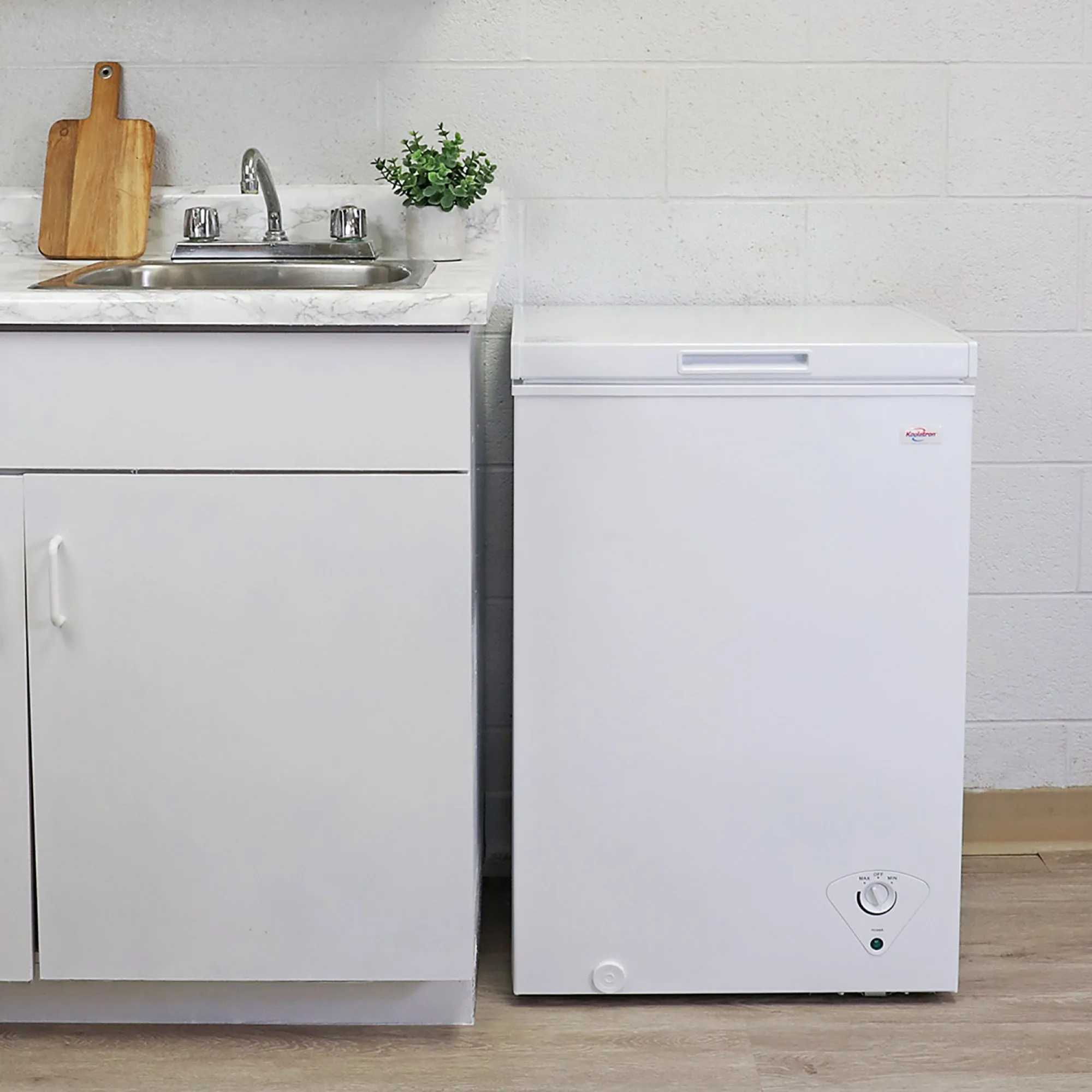 Koolatron Compact Chest Freezer, 3.5 cu ft (99L), White, Manual Defrost Deep Freeze, Storage Basket, Space-Saving Flat Back, Stay-Open Lid, Front-Access Defrost Drain, for Apartment, Condo, Cottage